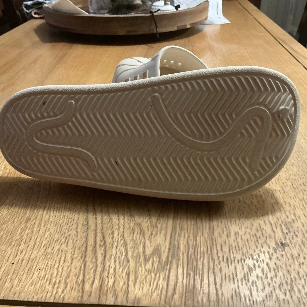 Adidas 0822702005 Size 7 Cream & Gold Slides